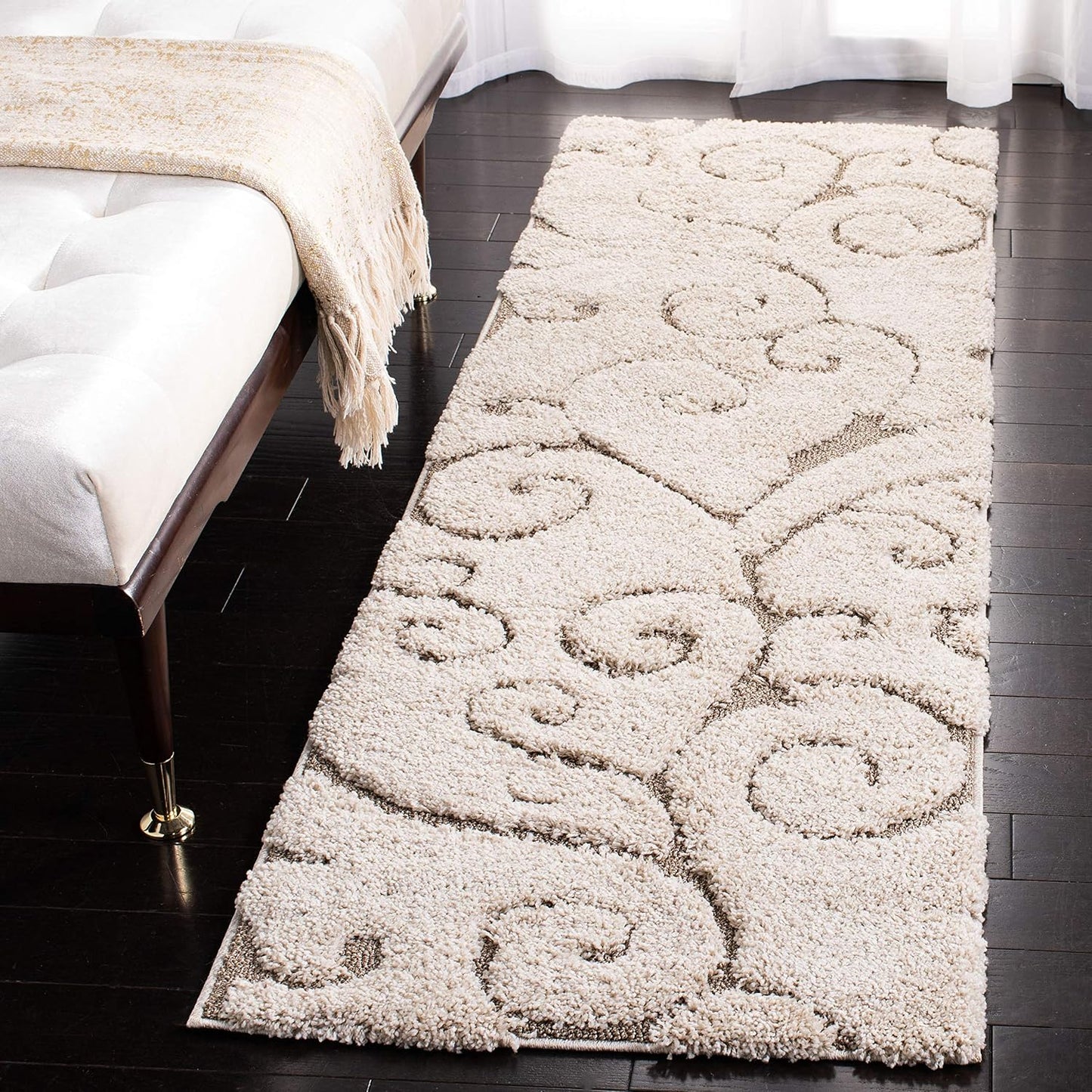 Alfombra afelpada 2'3"x7' diseño vides enrolladas crema