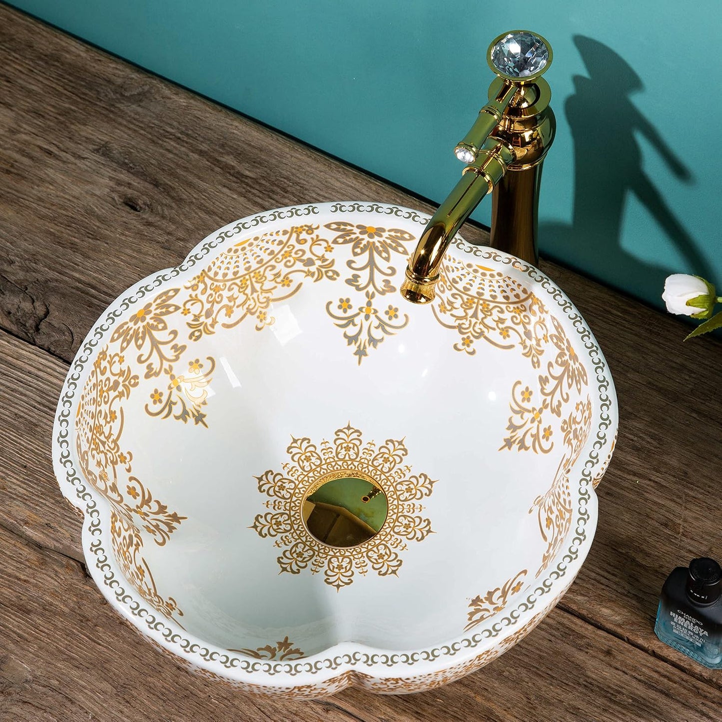 Fregadero cerámica oro blanco forma flor sobre mostrador
