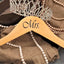 Set 2 Perchas Madera Natural Impresión Negra 17pulg