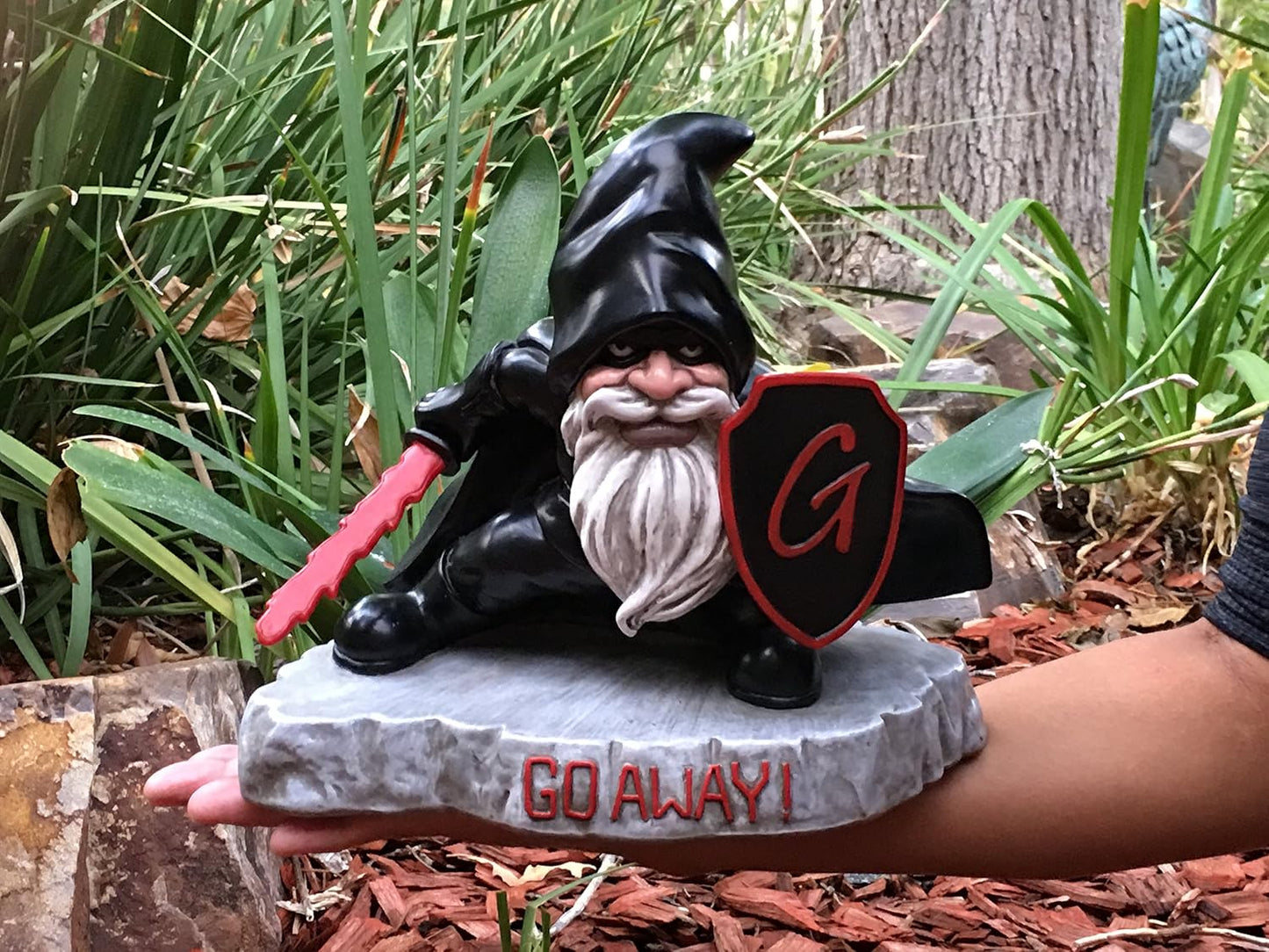 Gnomo guerrero con escudo protector de jardín