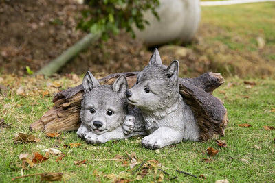 Cachorros lobo gris escondidos estatua troncos