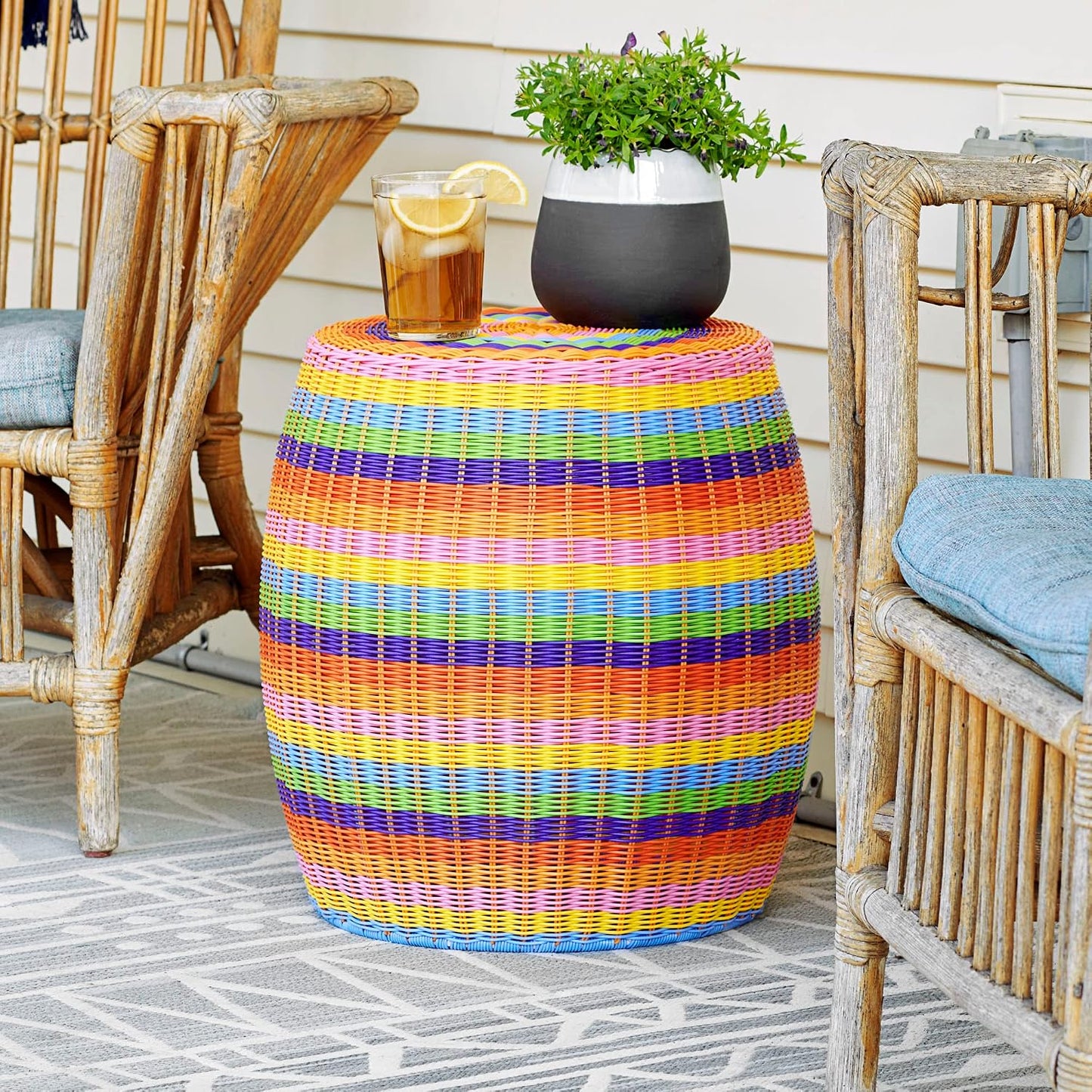 Mesa auxiliar barril resina tejida a mano multicolor
