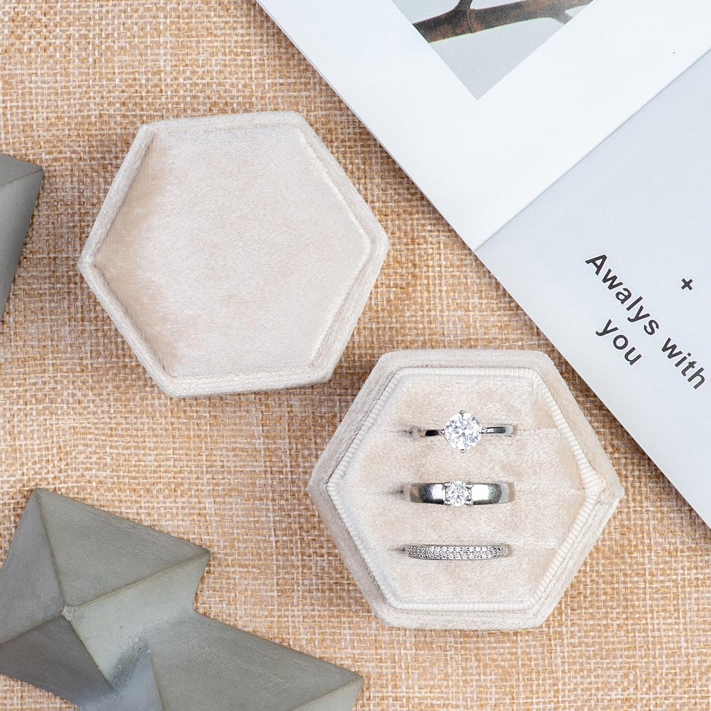 Caja terciopelo hexagonal 3 ranuras anillos beige