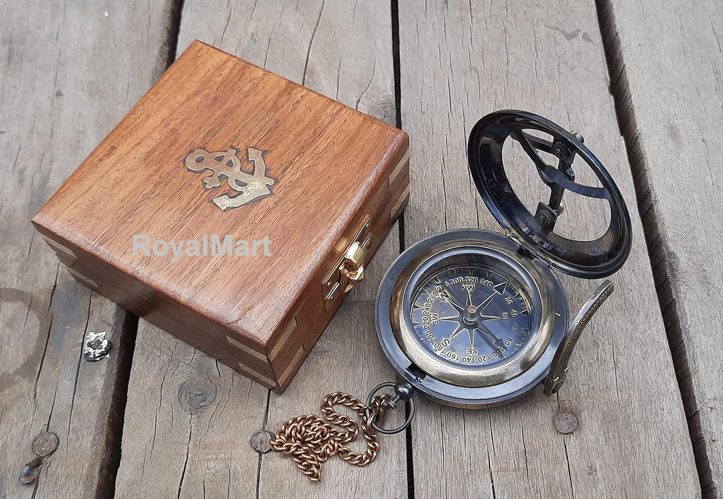 Brújula vintage de latón mecanismo abierto steampunk