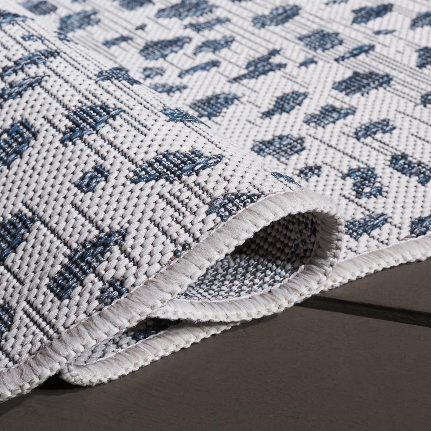Alfombra lavable Courtyard 3ft cuadrada marfil y azul