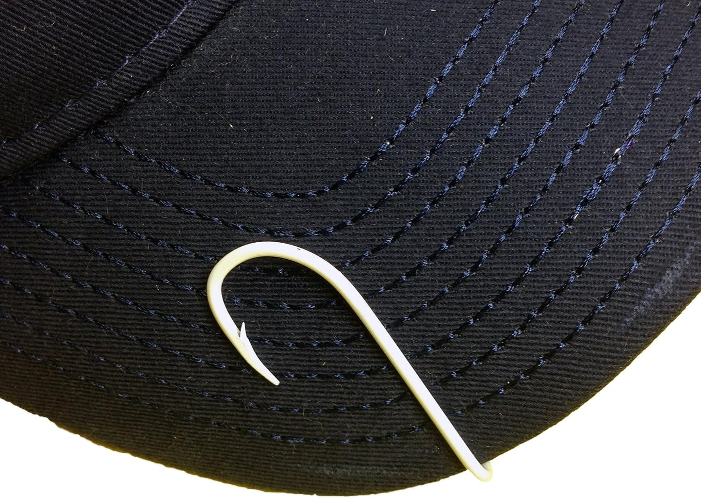 Sombrero pescador con pin águila rojo y blanco