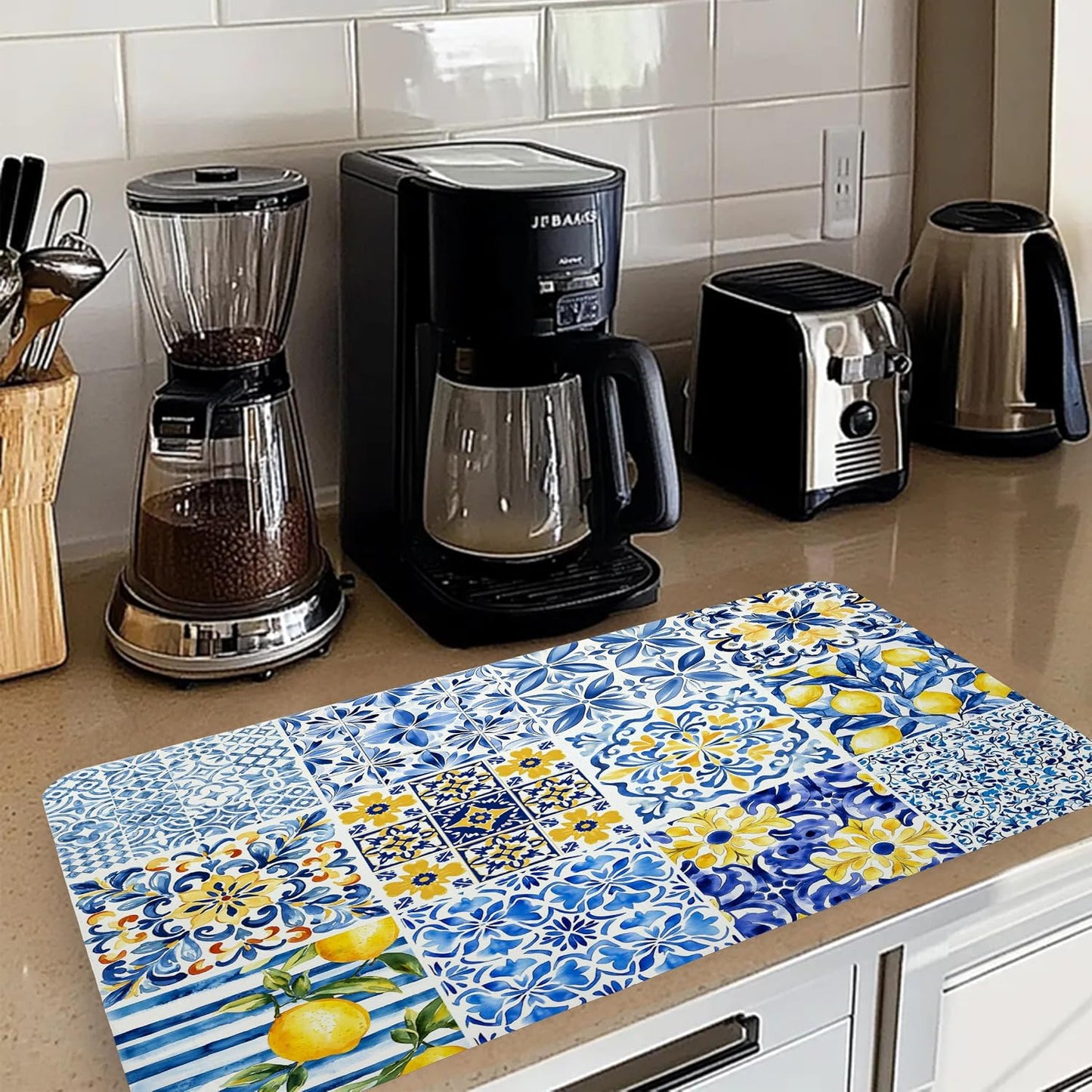 Tapete secado platos azulejos mediterráneos con limones