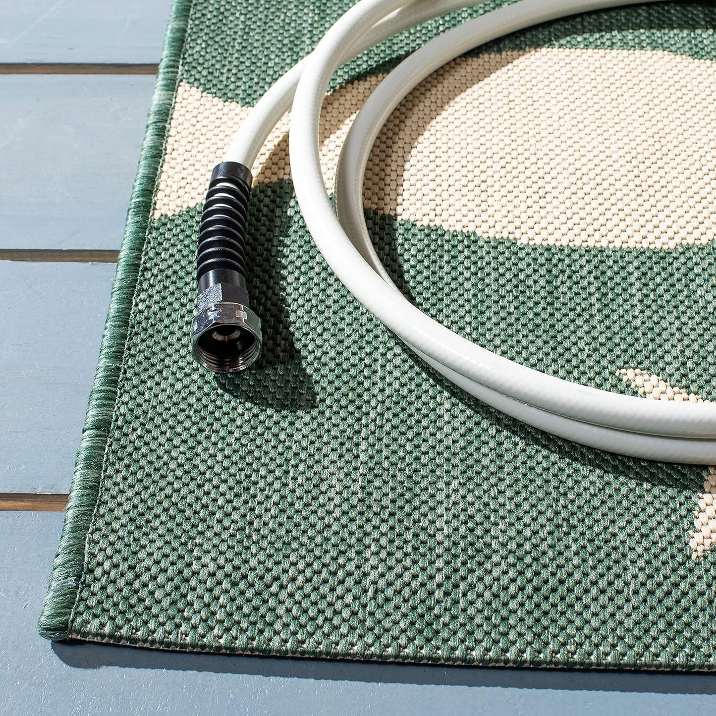 Alfombra lavable Courtyard 2'3x5' verde oscuro y marfil