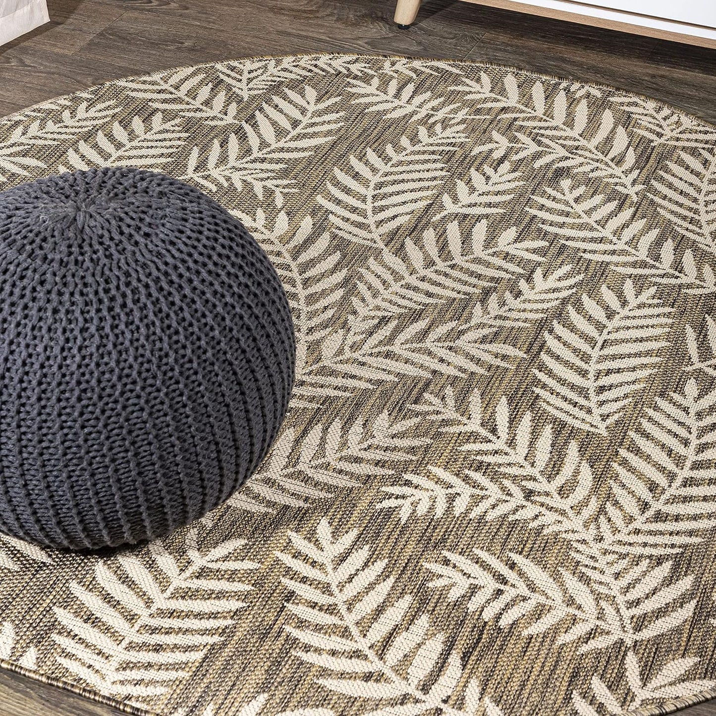 Alfombra redonda Nevis 5ft hojas palmera marrón beige