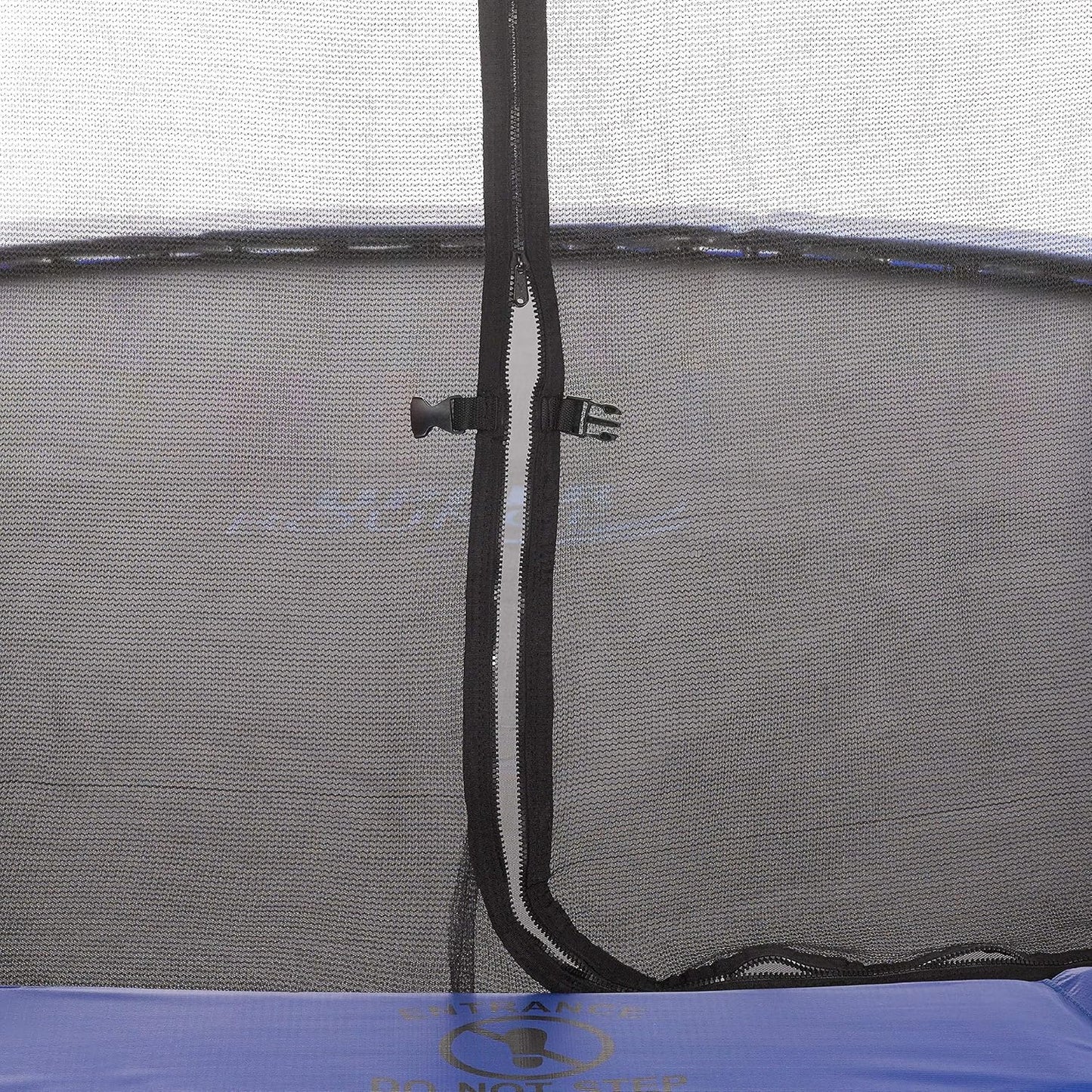 Trampolín con recinto seguridad para niños al aire libre